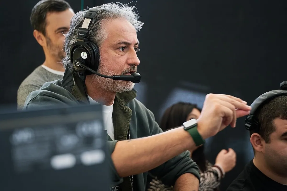 Alfonso Paoletta in regia con le cuffie, mentre dà un'indicazione alla squadra