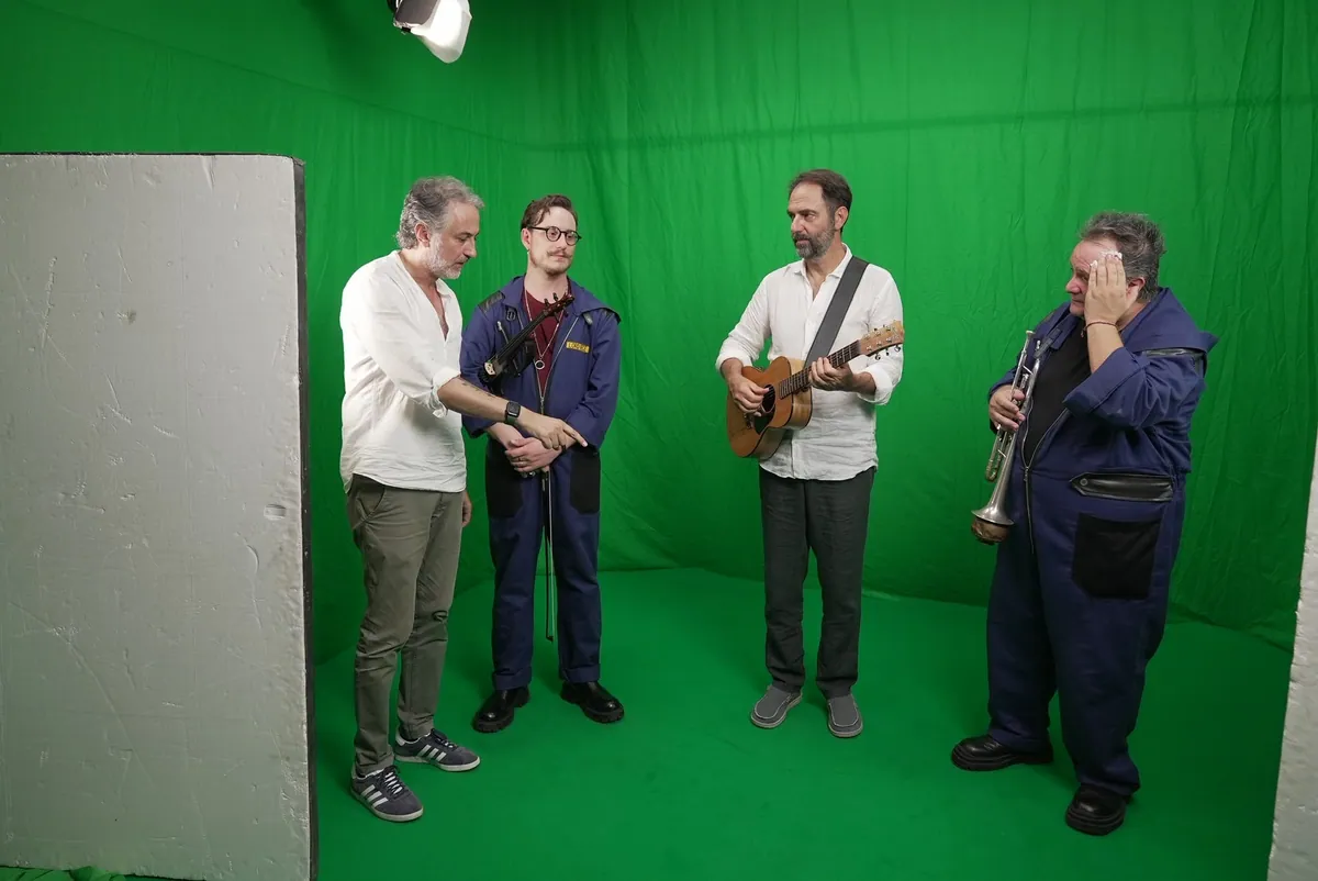 Alfonso Paoletta dirige una scena su green screen con alcuni musicisti