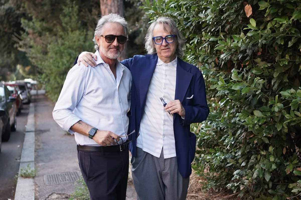 Alfonso Paoletta con un artista, in strada