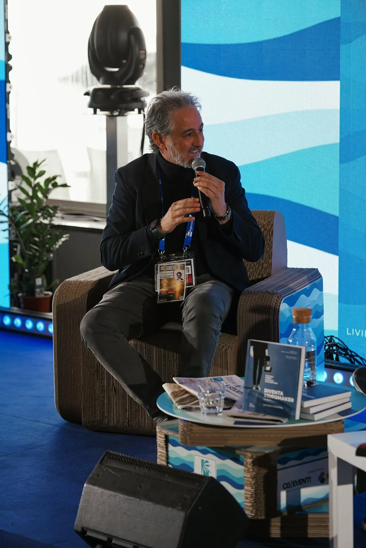 Alfonso Paoletta racconta il libro sul palco, a Sanremo, il 14 febbraio