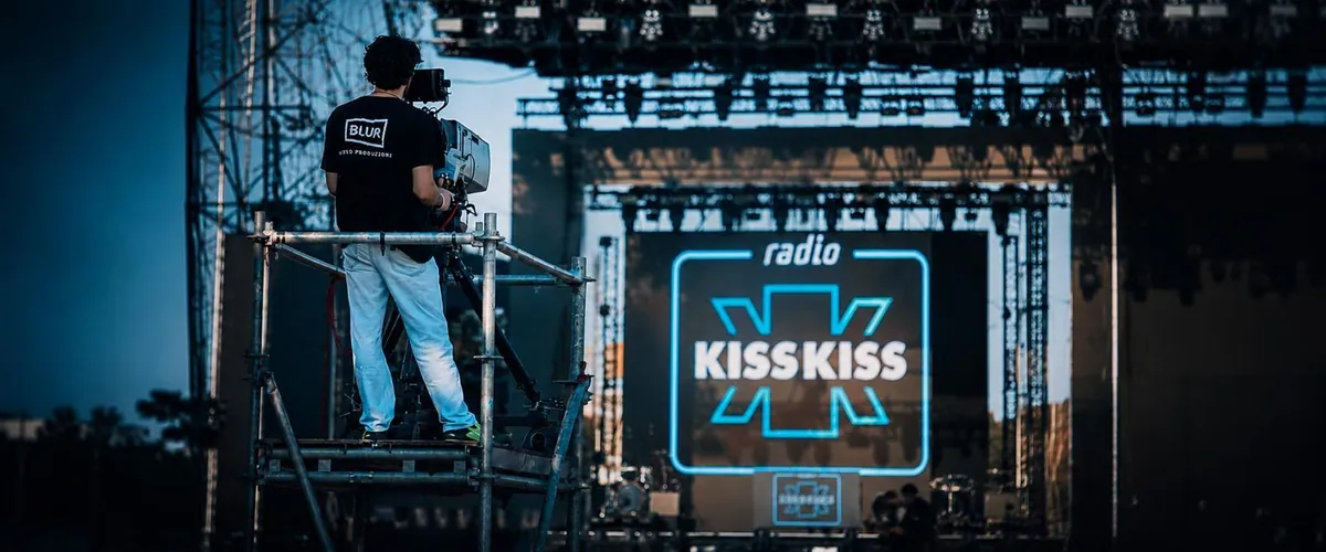 Un operatore di Blur in cima alla torre camere, davanti al palco di Radio Kiss Kiss